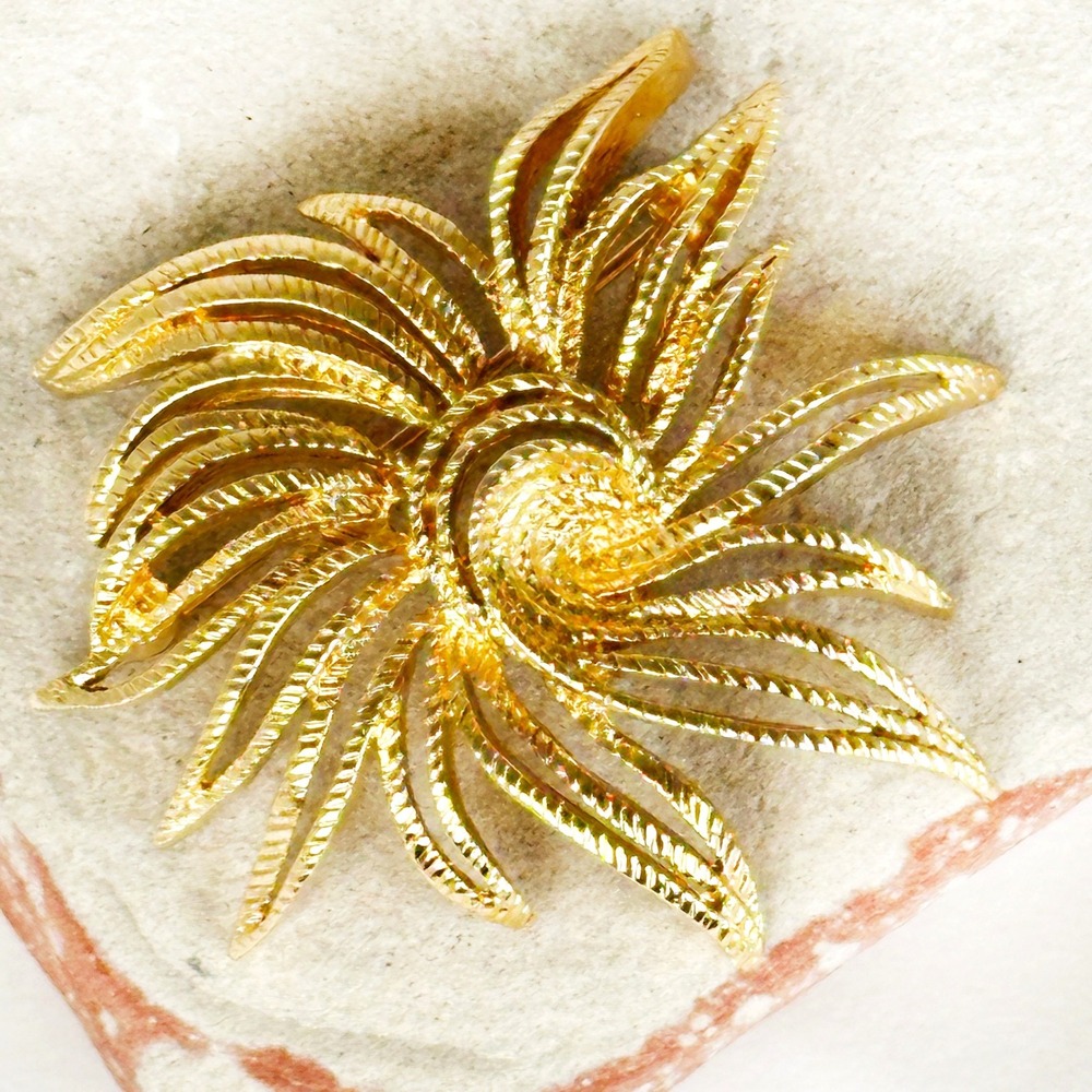 Vintage Signed Monet‎ Gold-Tone Textured Sunburst Flower Brooch Pin Cordelia